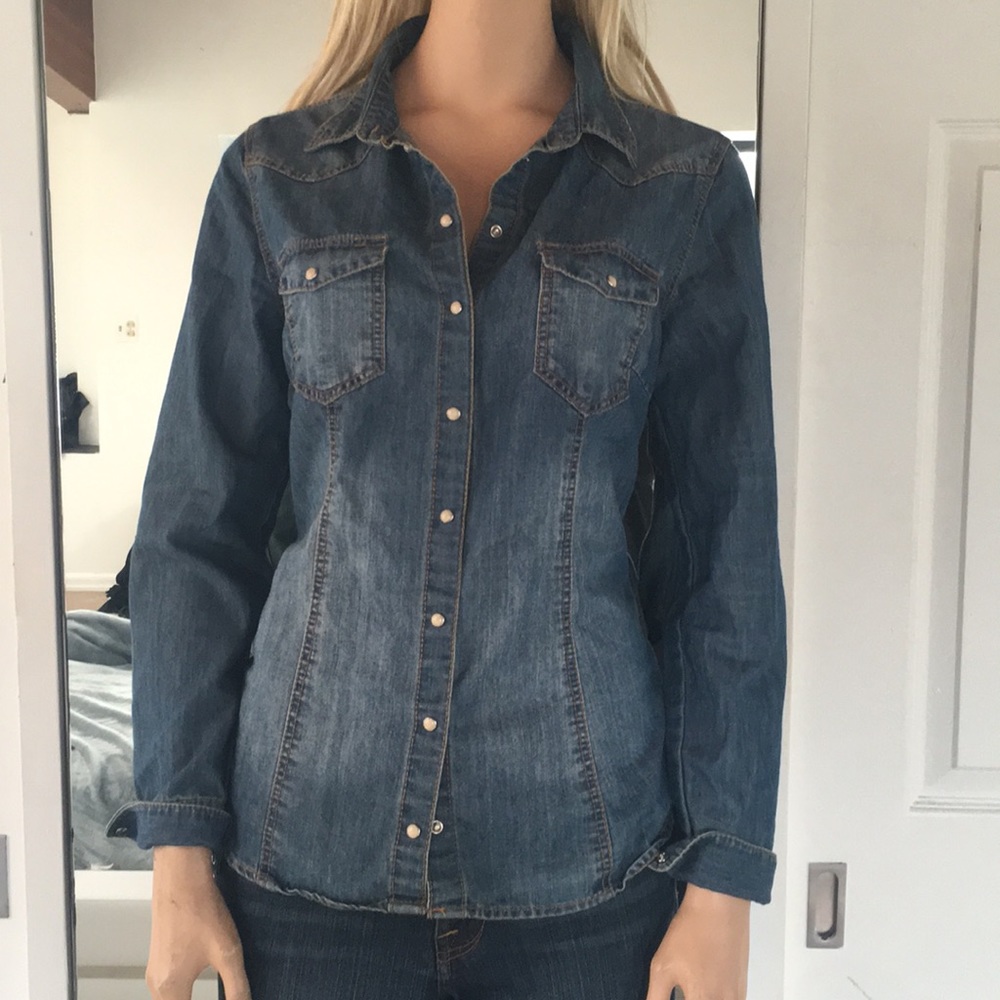 Great Light Weight Soft Snap Down Denim Blouse